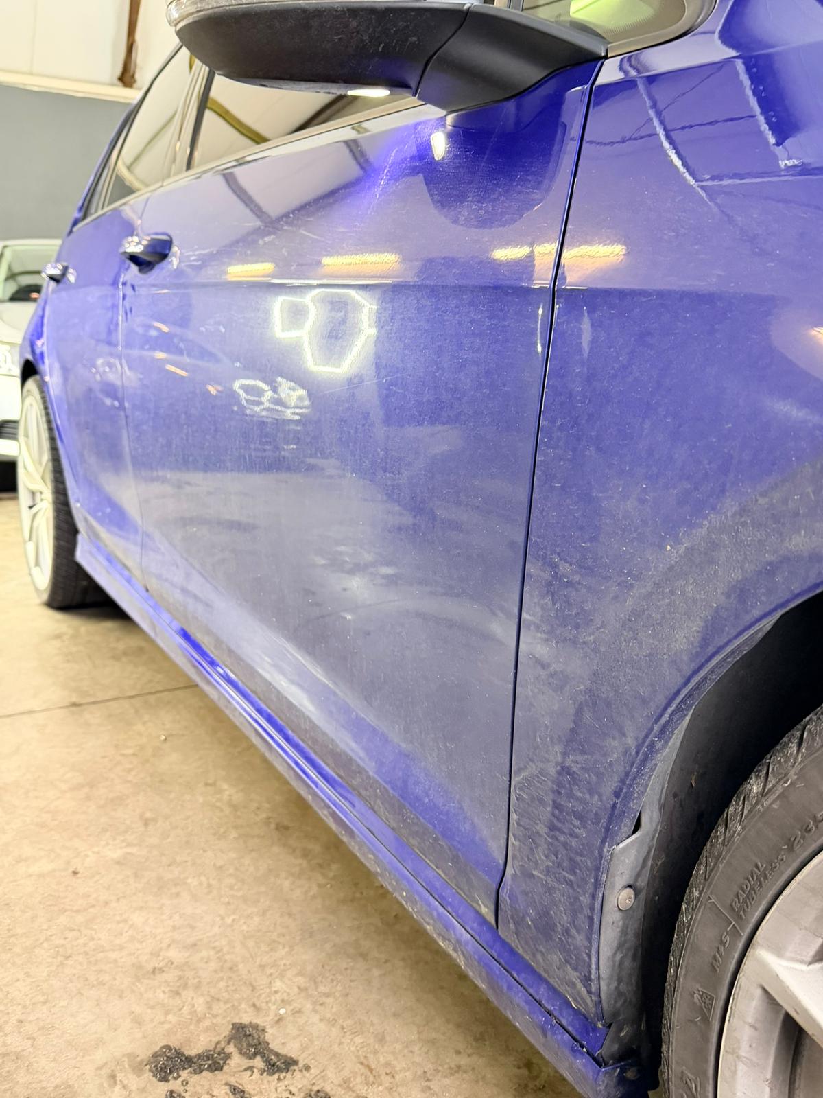 Golf R bleue avant polissage — peinture terne et voilée — Jumswash Charleroi