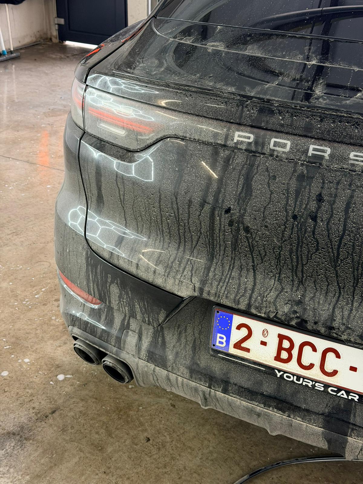 Porsche noire avant lavage — carrosserie sale et poussiéreuse — Jumswash Marcinelle
