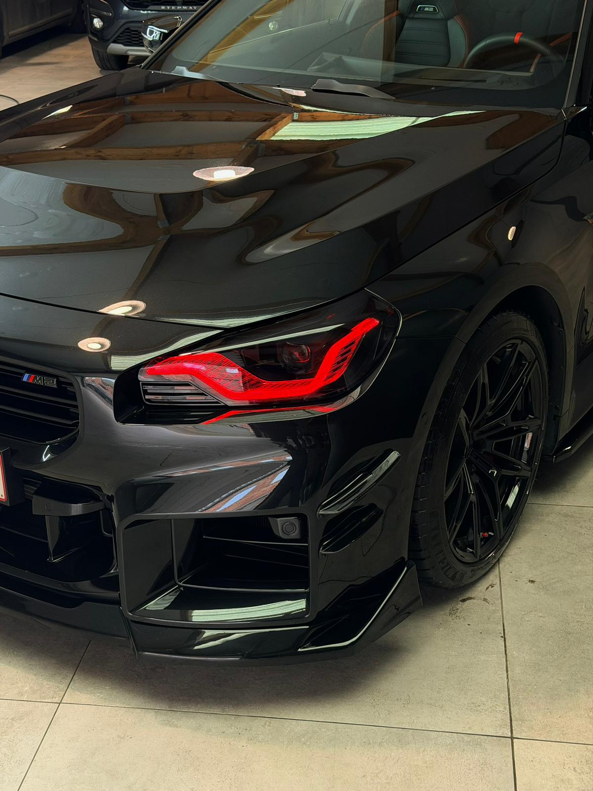 BMW M2 après detailing extérieur Jumswash — carrosserie noire, brillance miroir