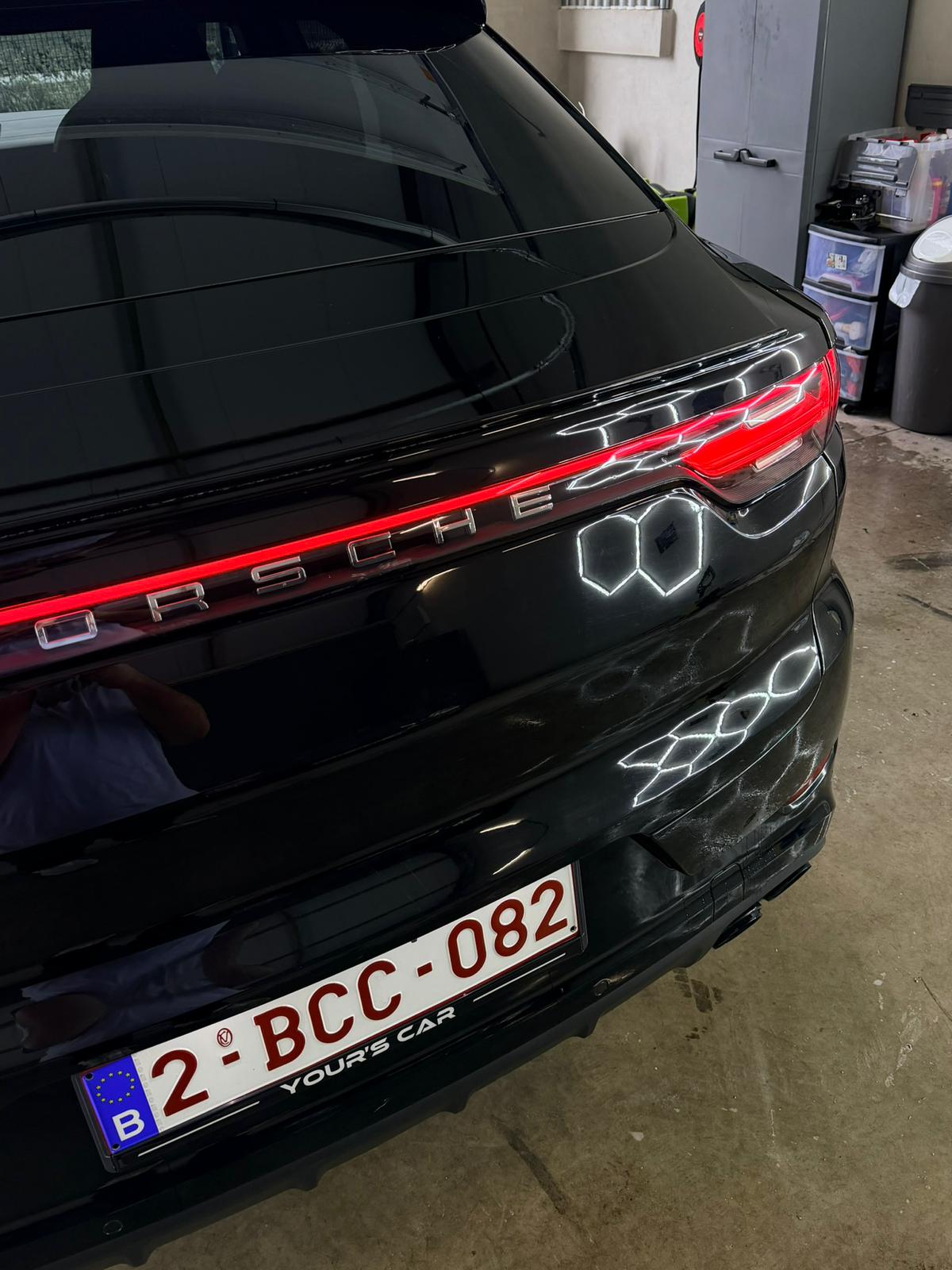 Porsche noire après polissage Jumswash — brillance miroir sur la carrosserie